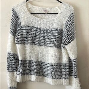 Mudd Women's Gray and White Sweater